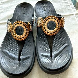 Crocs women’s medallion style wedge flip flops. Size 11 W.